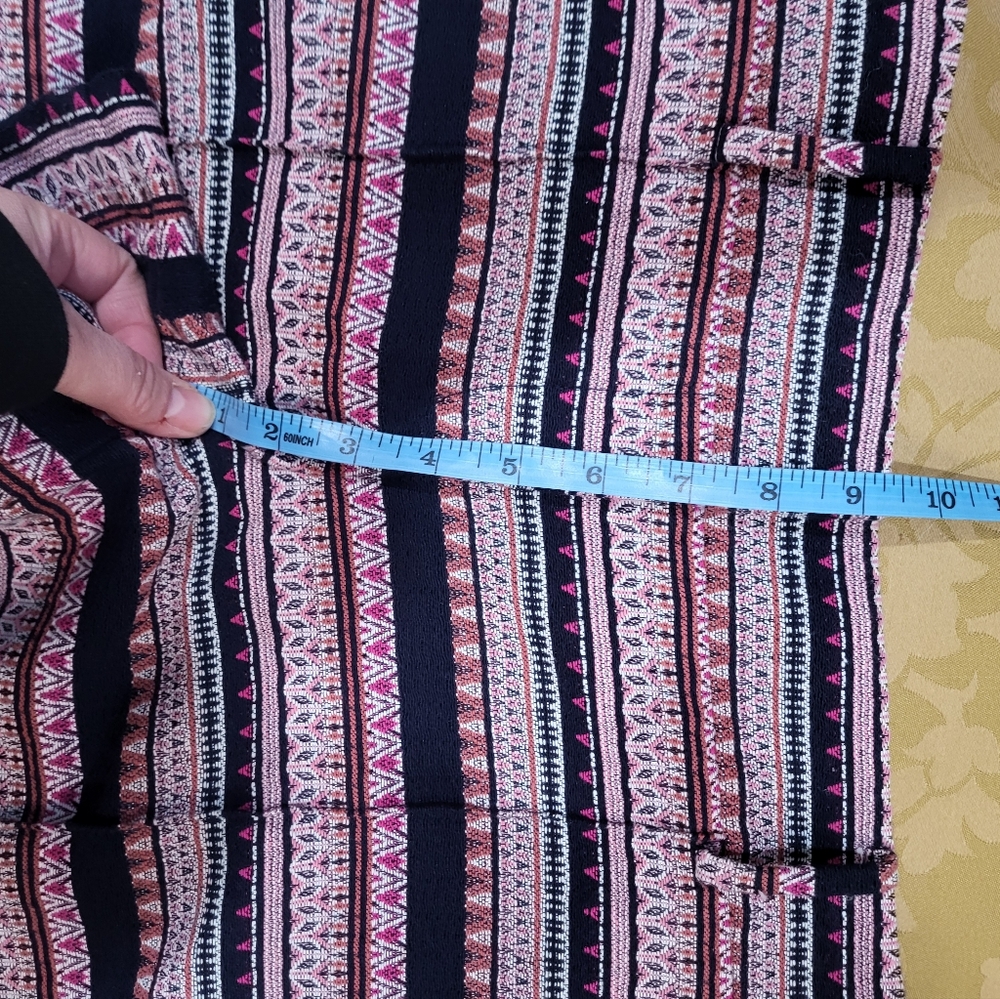 *3/$30 Sale* Ann Taylor Loft “The Riviera Short” in Textured Geo Pattern - Picture 7 of 8